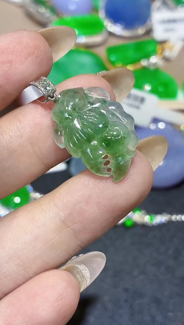 颈饰18K金镶嵌翡翠天然A货翡翠