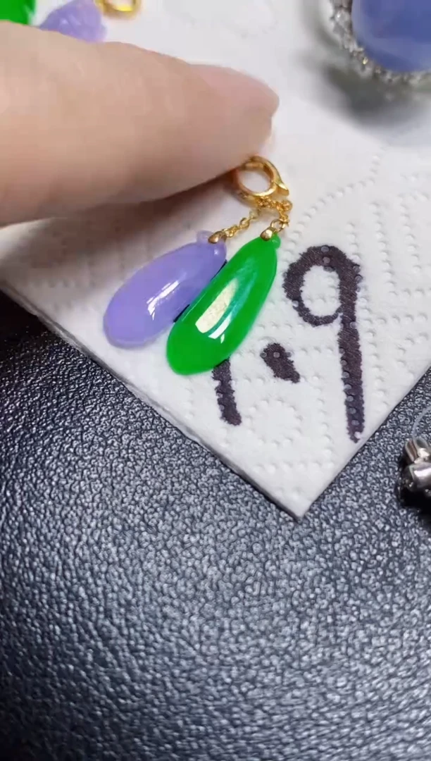 颈饰18K金镶嵌翡翠瓜