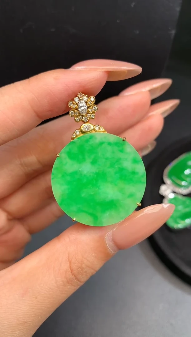 颈饰18K金镶嵌翡翠圆牌