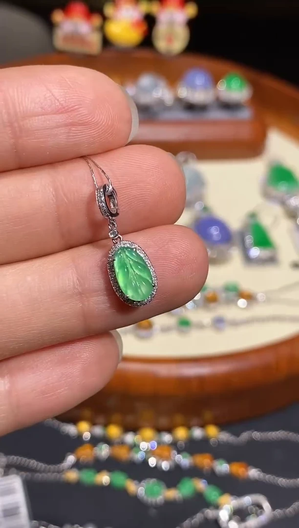 【闪购商品】翡翠颈饰18K金镶嵌吊坠