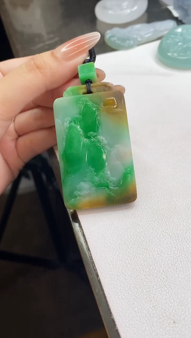 【闪购商品】翡翠颈饰未镶嵌山水牌