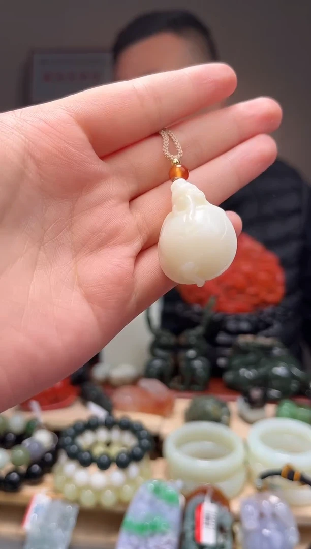 颈饰未镶嵌和田玉吊坠