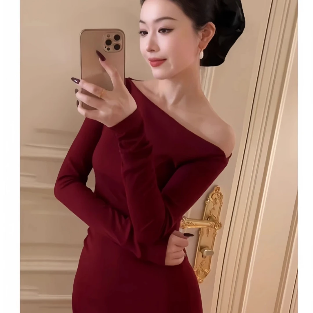 MCREAM SHO红色新年敬酒服斜肩连衣裙女冬季新款高级修身包臀长裙