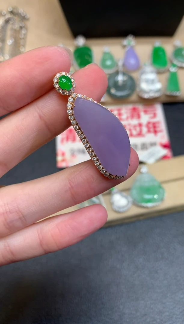 【闪购商品】翡翠颈饰18K金镶嵌福瓜【无服务费】