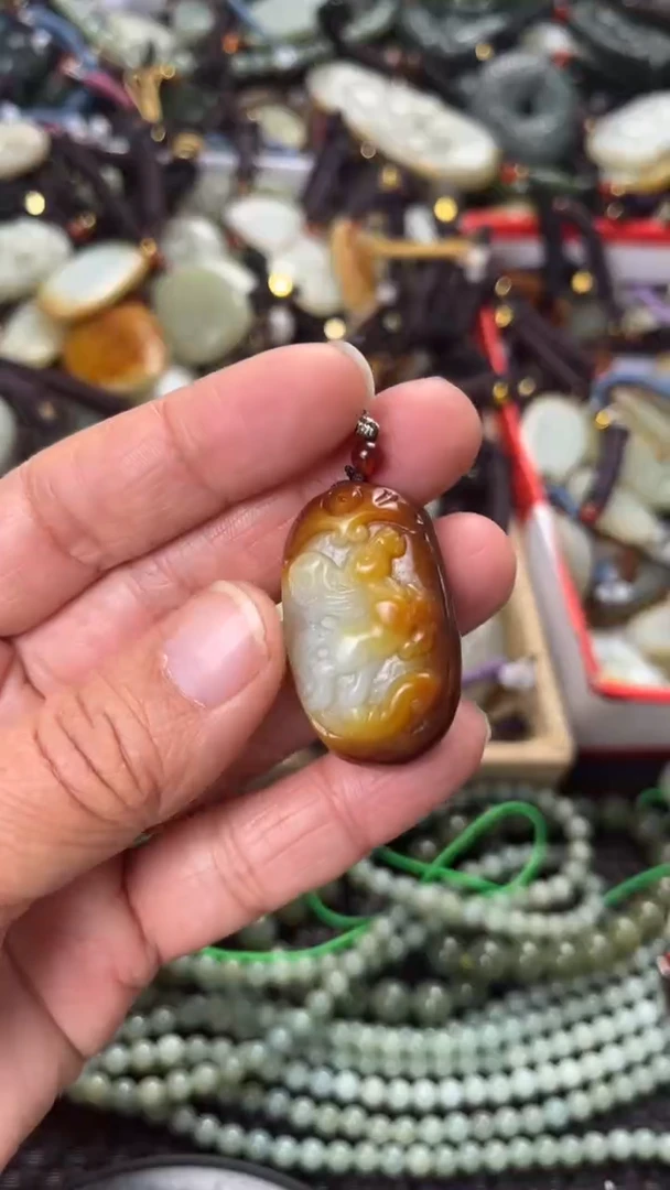 【闪购商品】和田玉颈饰未镶嵌多样性发货没有证书，拍一发一.有瑕