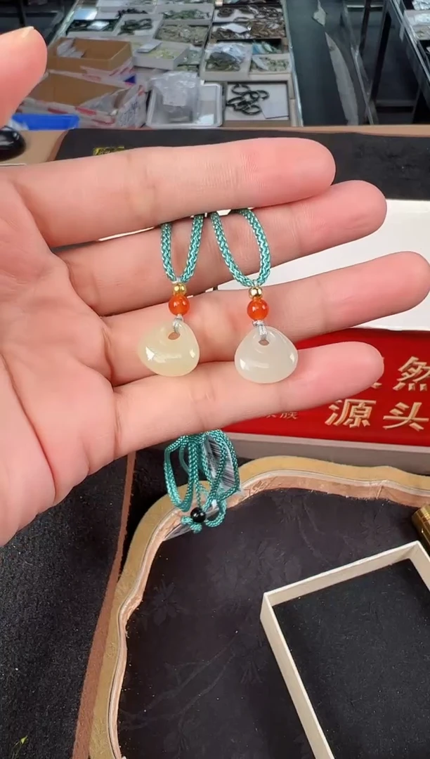 吊坠(不含链)未镶嵌和田玉麦子家族吊坠多样性发1  BDZ376