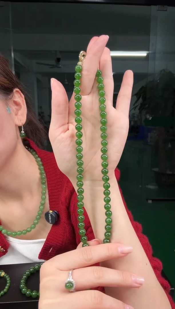 项链未镶嵌和田玉（碧玉）碧玉8mm冰底辣阳绿项链