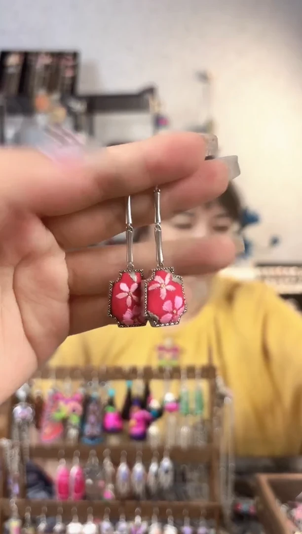 织绣彩云南阁非遗老绣饰品009