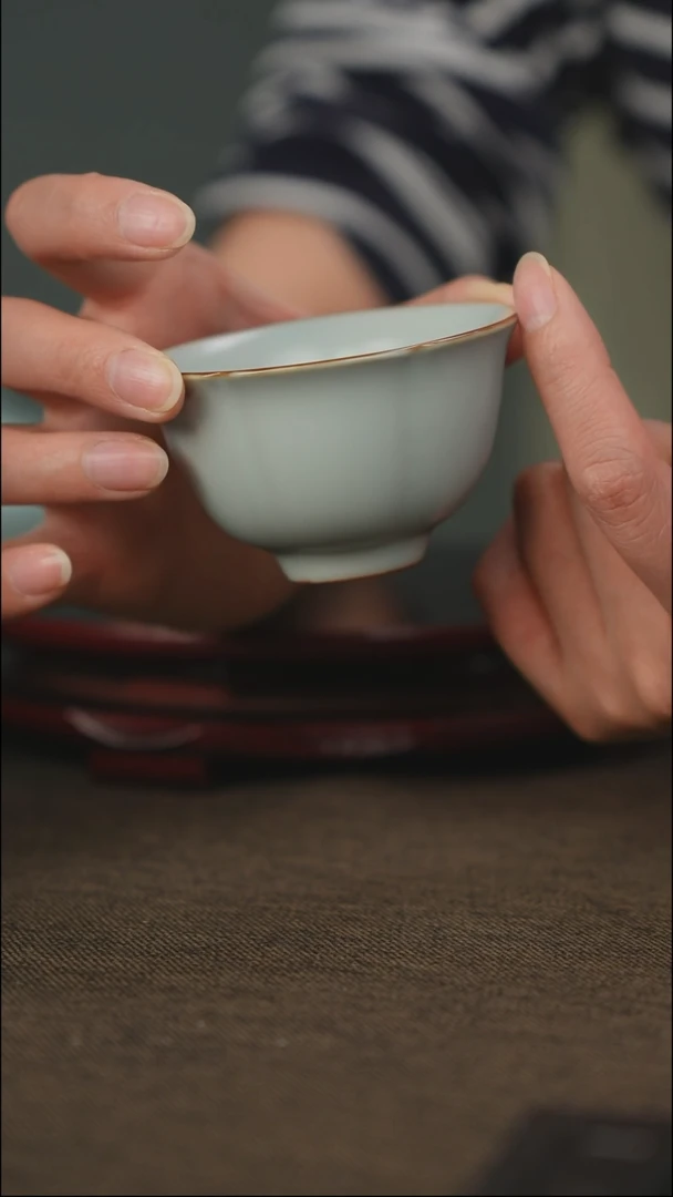 微微瑕 花口杯 无底款