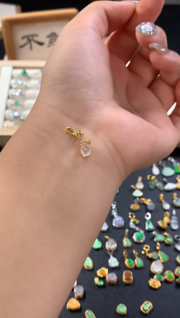颈饰18K金镶嵌翡翠莲蓬