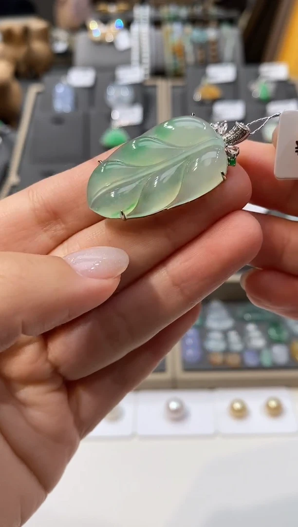 颈饰18K金镶嵌翡翠叶子