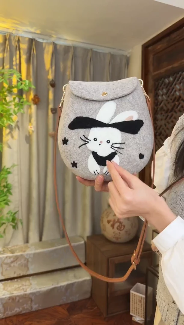 羊毛非遗羊毛毡包  蛋蛋包灰兔子
