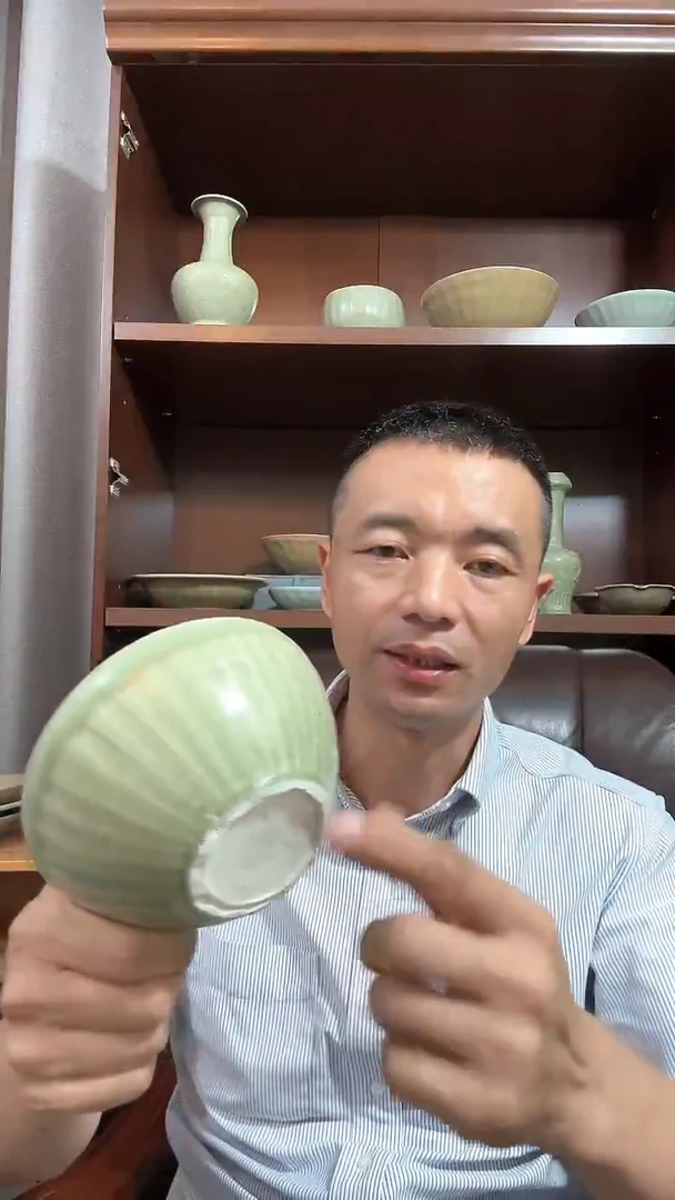 瓷片有*人龙泉青瓷小碗底磕口有两线
