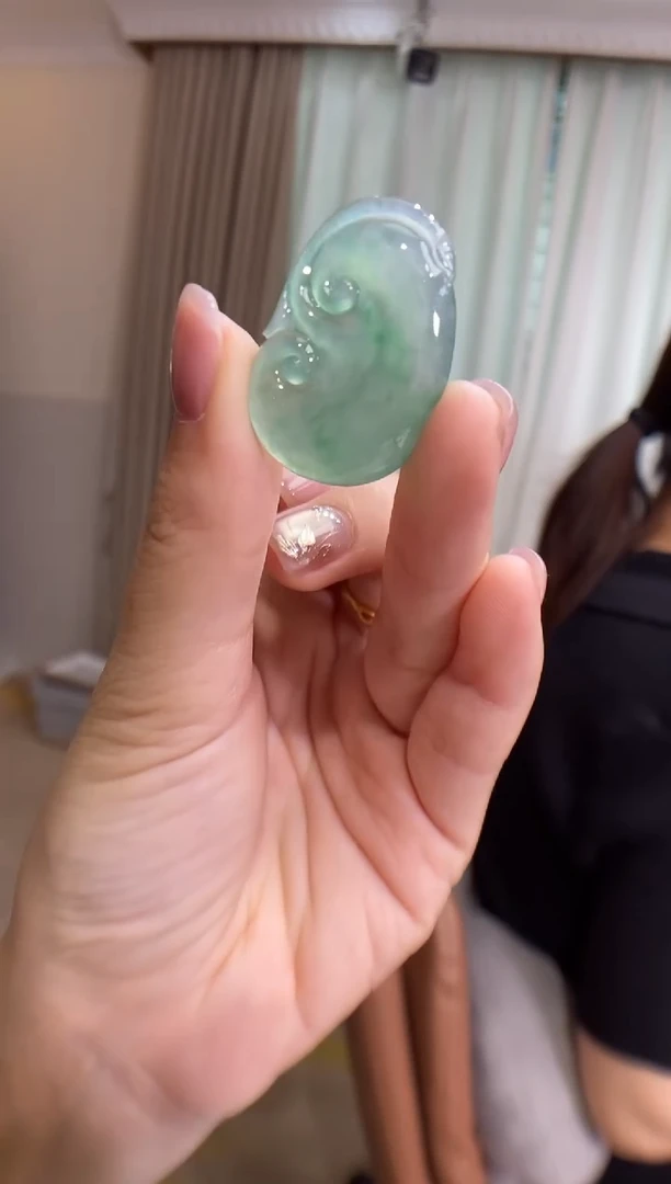 翡翠未镶嵌颈饰如意