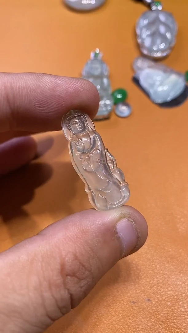 吊坠(不含链)未镶嵌翡翠观音380  32.1  12.8  2.5