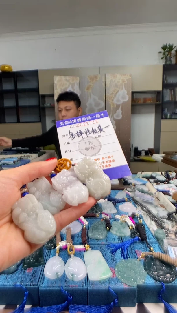 颈饰未镶嵌翡翠 多样性发其一