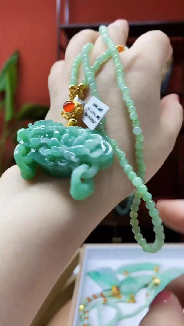 颈饰未镶嵌翡翠吊坠