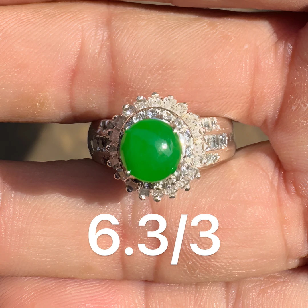 0118(小哪吒在源头)冰种翡翠木那阳绿正圆戒面干净肉细荧光足M40