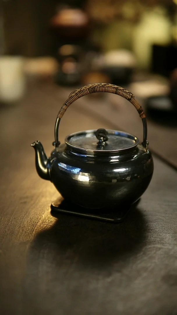 阿眠     良药局捶打足银提梁壶