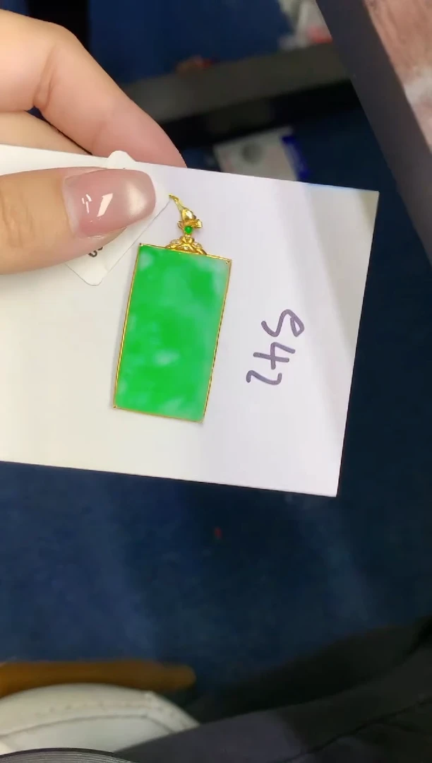 翡翠18K金镶嵌颈饰000000000000