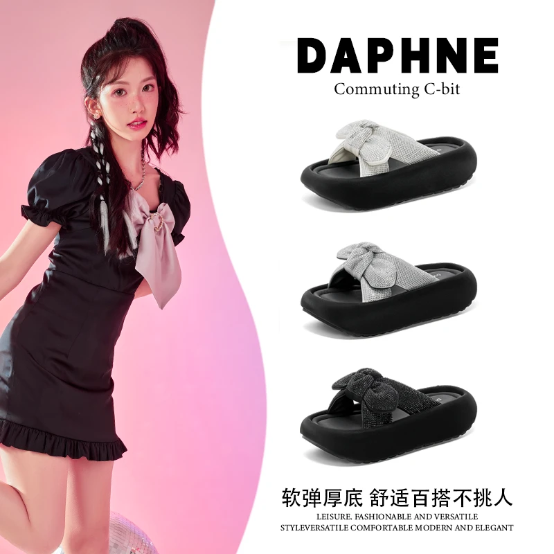 达芙妮网红爆款休闲凉鞋女款2025夏季时尚百搭蝴蝶结水钻一字拖鞋