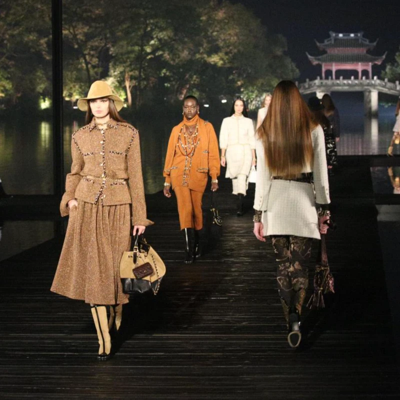 【恩恩】 双色拼接刺绣B/3531#秋冬季潮奢时尚圆领破洞做旧透长袖