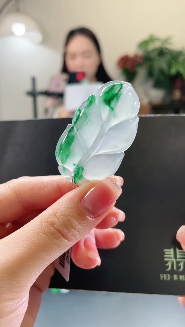 颈饰未镶嵌石英质玉大叶有成