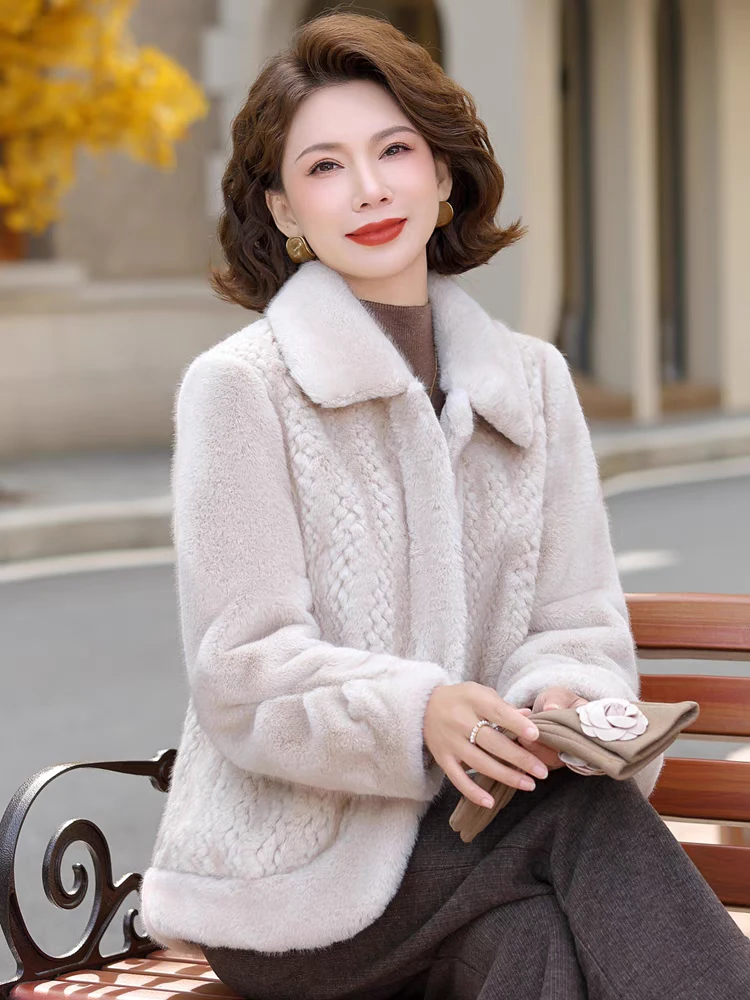 中年妈妈仿皮毛一体外套女2024冬装新款中老年洋气保暖大衣