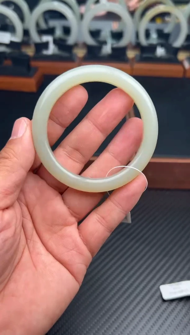 未镶嵌手镯和田玉且末微色差近矿54