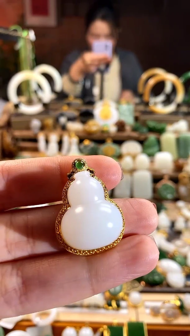 【闪购商品】和田玉吊坠18K金镶嵌。