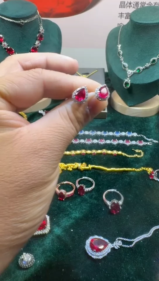 18K金镶嵌耳饰红宝石0