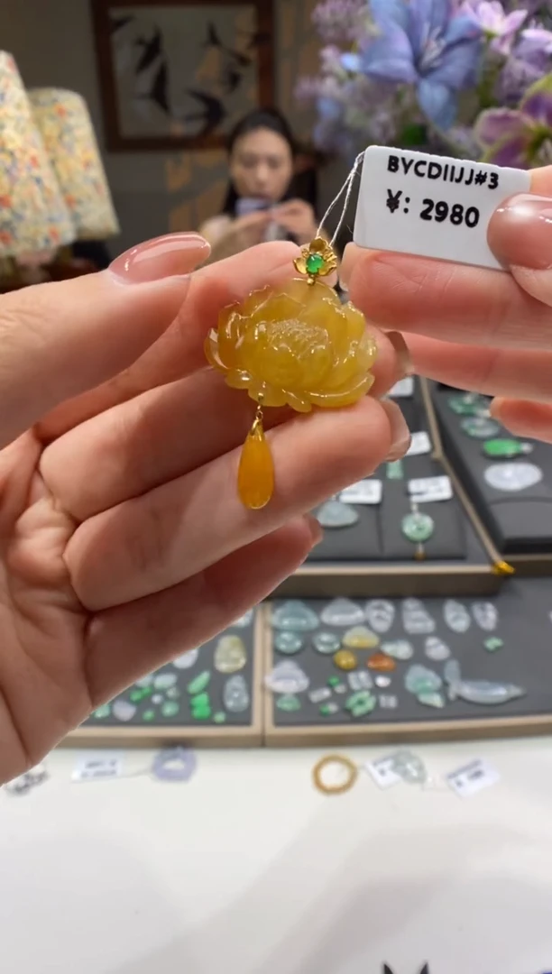 颈饰18K金镶嵌翡翠莲花