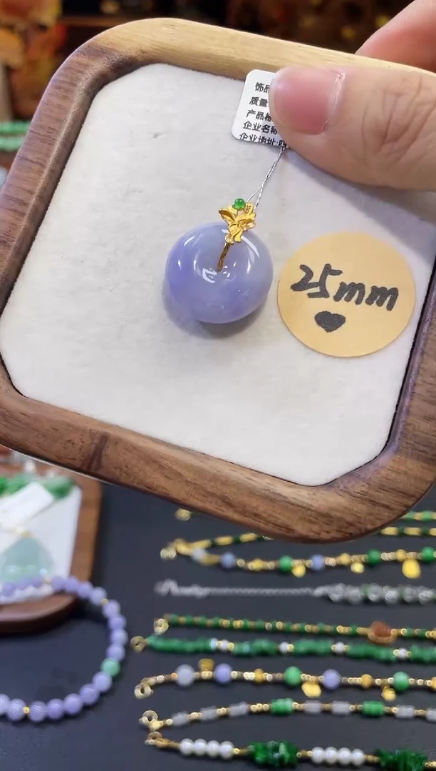 颈饰18K金镶嵌翡翠平安扣