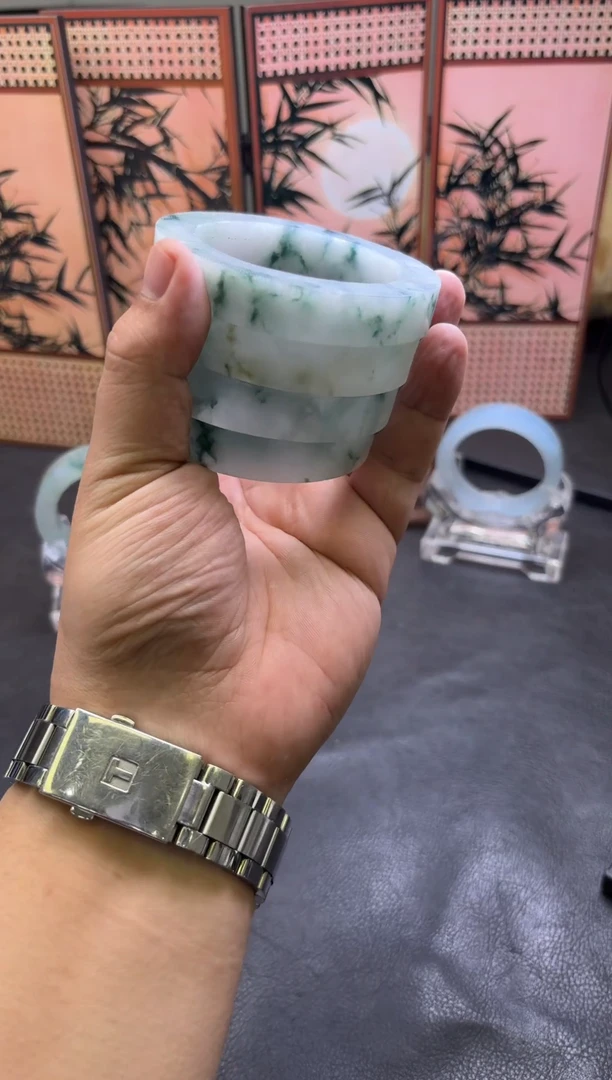 未镶嵌手镯定制翡翠依****?多样性发货