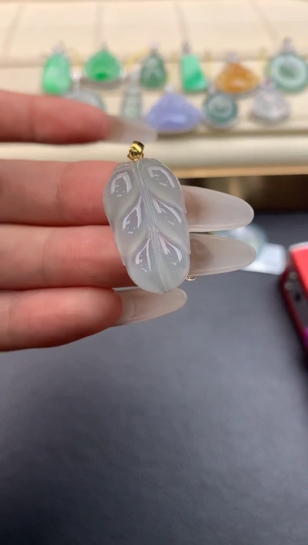 翡翠18K金镶嵌颈饰F323