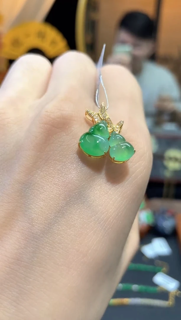 颈饰18K金镶嵌翡翠18K金镶嵌