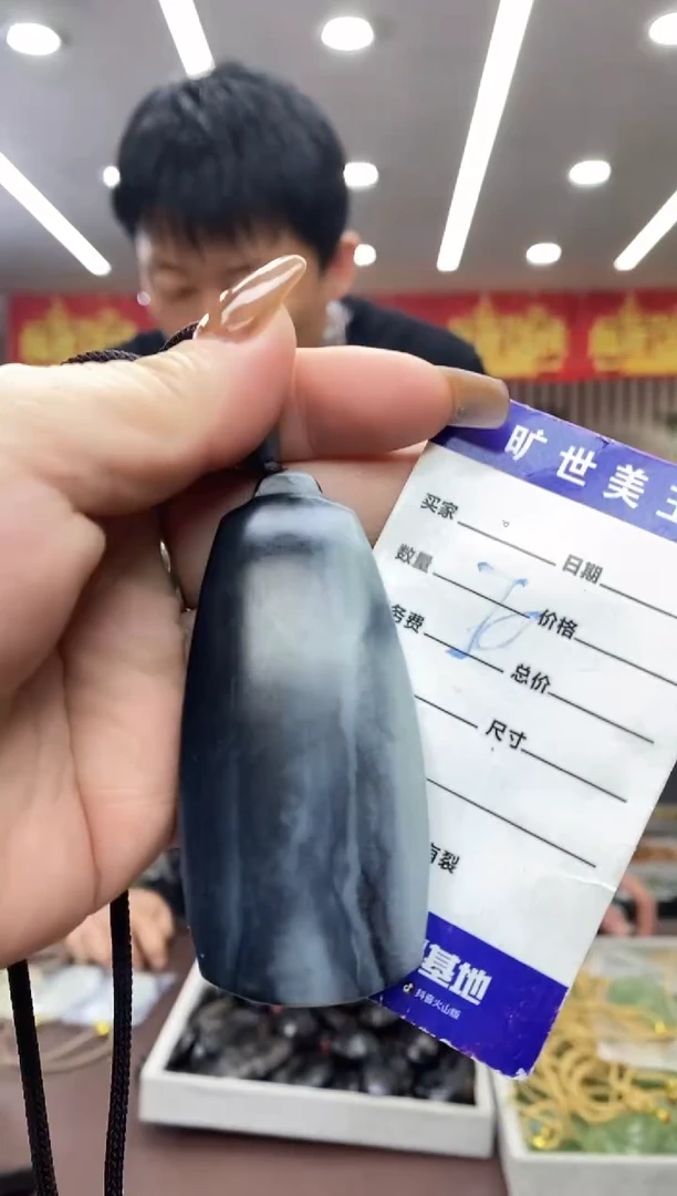 颈饰未镶嵌和田玉吊坠