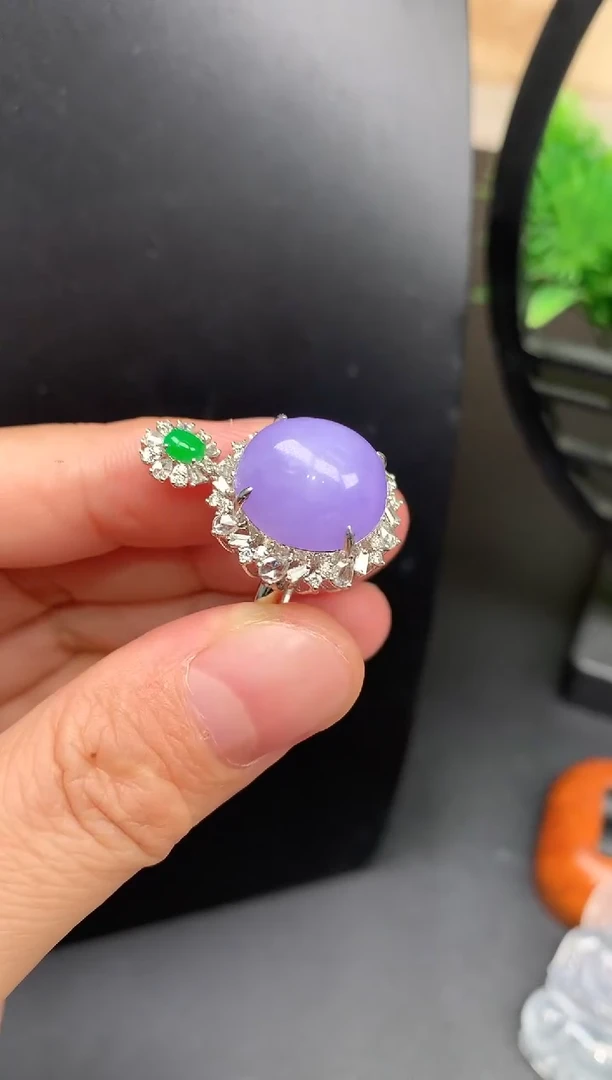 颈饰18K金镶嵌翡翠戒指