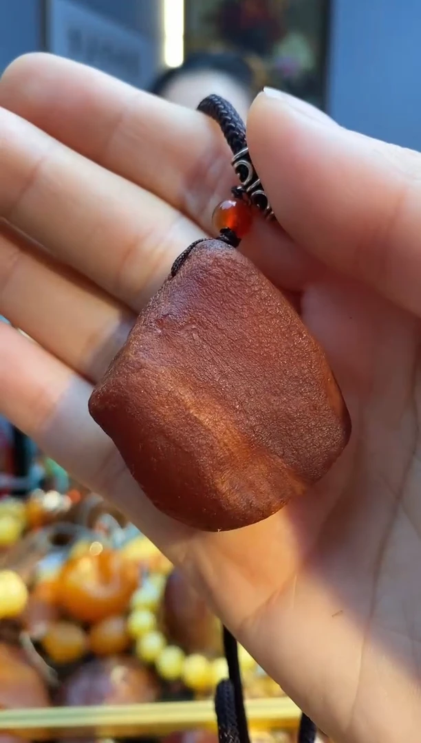未镶嵌颈饰琥珀吊坠