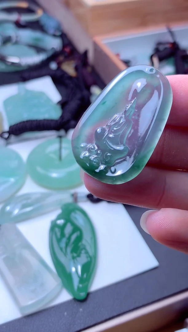 颈饰未镶嵌翡翠天然A货翡翠 天然A货翡翠天然翡翠多样性发货 发一