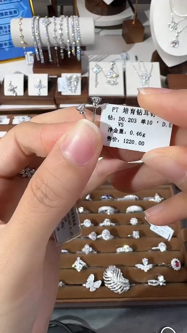 铂Pt950镶嵌实验室培育钻石耳饰1
