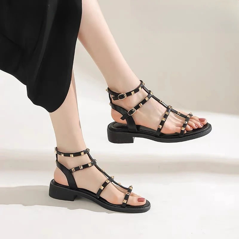 卓诗尼芙妮凉鞋女2025夏新款仙女风一字扣带铆钉粗跟罗马女鞋
