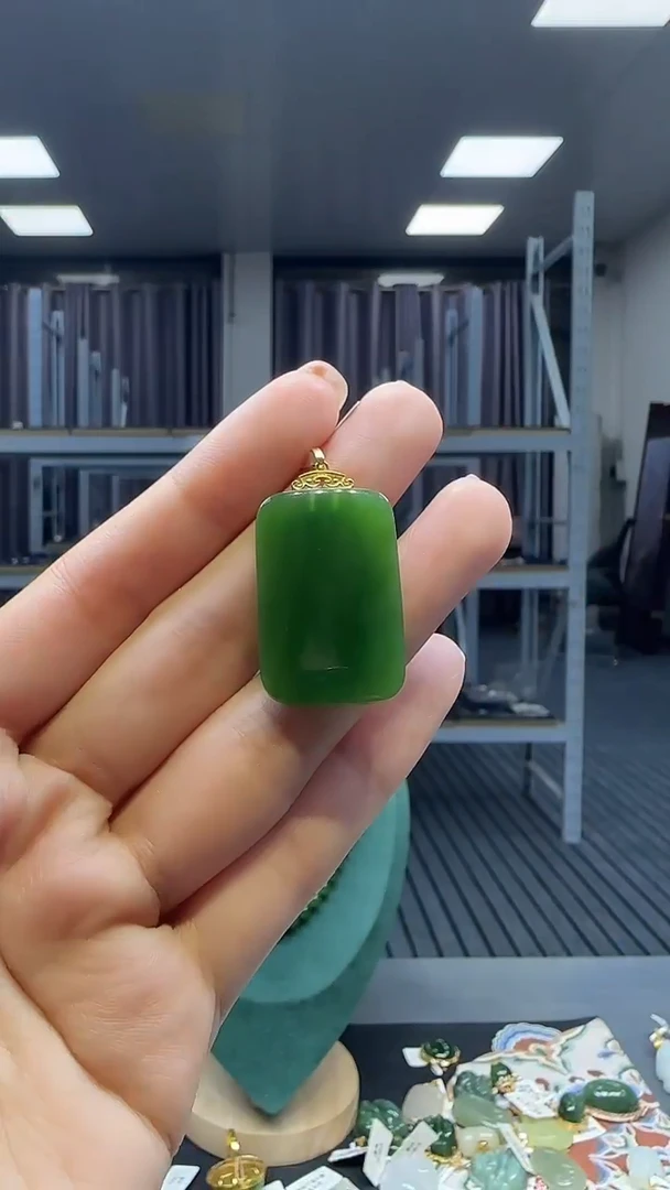 18K金镶嵌和田玉挂件1