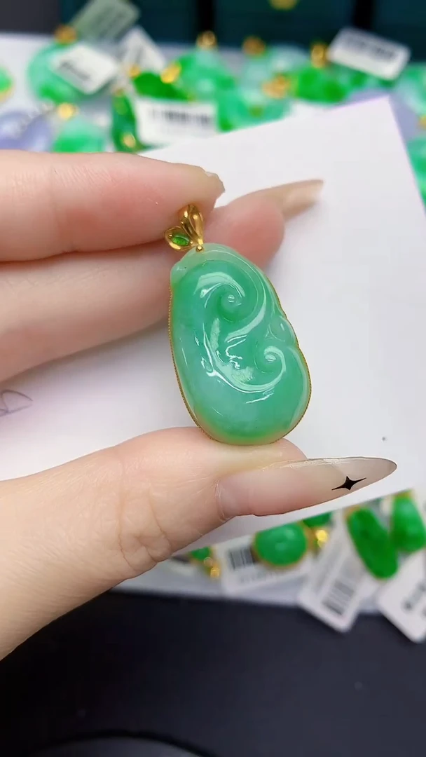 颈饰18K金镶嵌翡翠缅甸天然翡翠A货