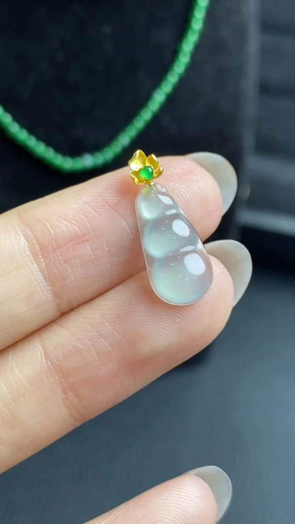 翡翠18K金镶嵌颈饰吊坠