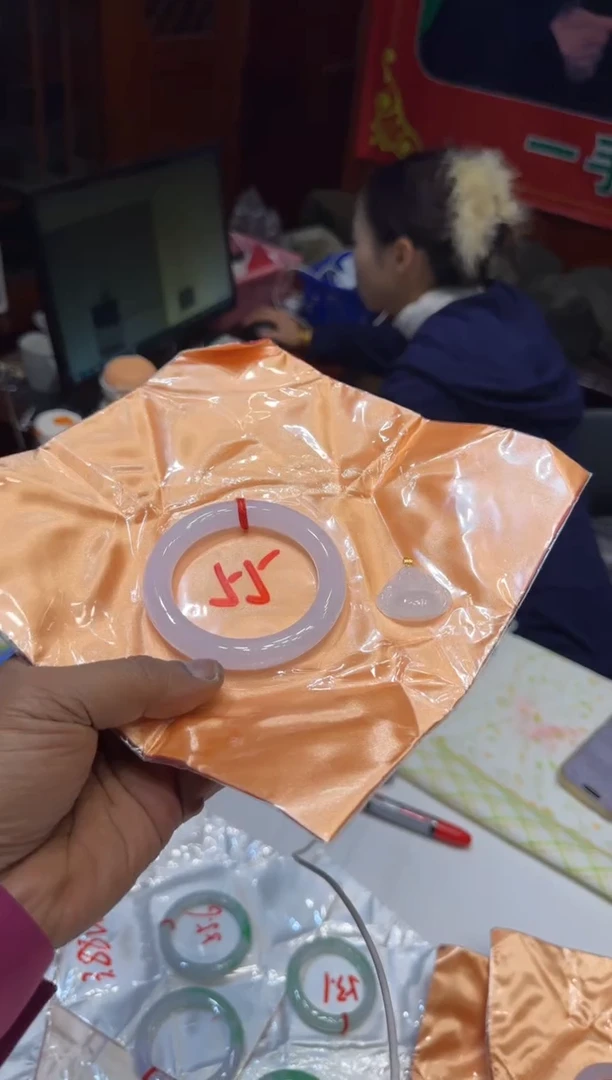 未镶嵌手镯翡翠手镯