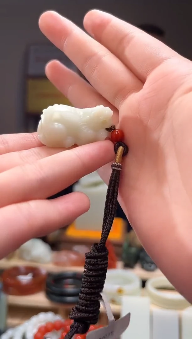 颈饰未镶嵌和田玉吊坠