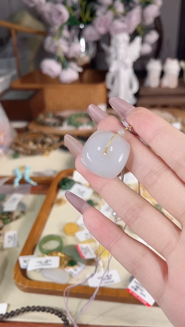 吊坠(不含链)18K金镶嵌和田玉多样性发其一孤品默认微瑕