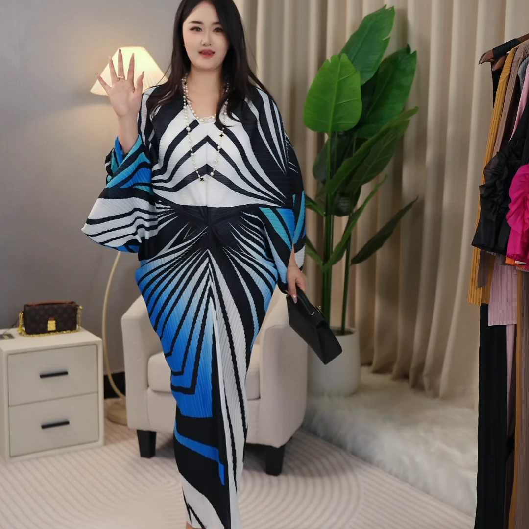 大码三宅高端设计感KK褶修身显瘦七分袖花色夏季女士条纹连衣裙潮