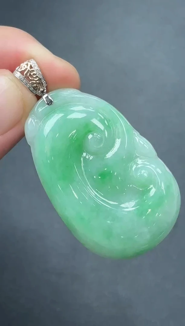 18K金镶嵌挂件翡翠如意